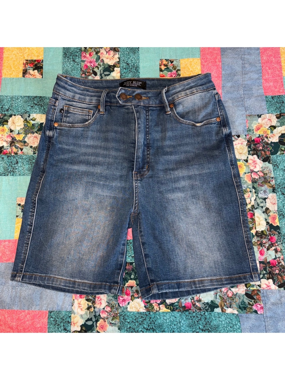 Judy Blue $80 Woman’s L Los Angelos Blue Denim Shorts Summer Stylish Med Wash